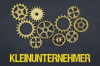 Foto: Zahnräder und Schriftzug Kleinunternehmer