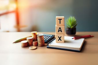 Foto: Holzwürfel mit den Buchstaben T, A, X