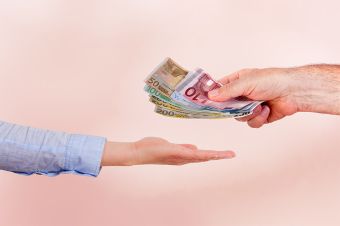Foto: Hand mit Geldscheinen